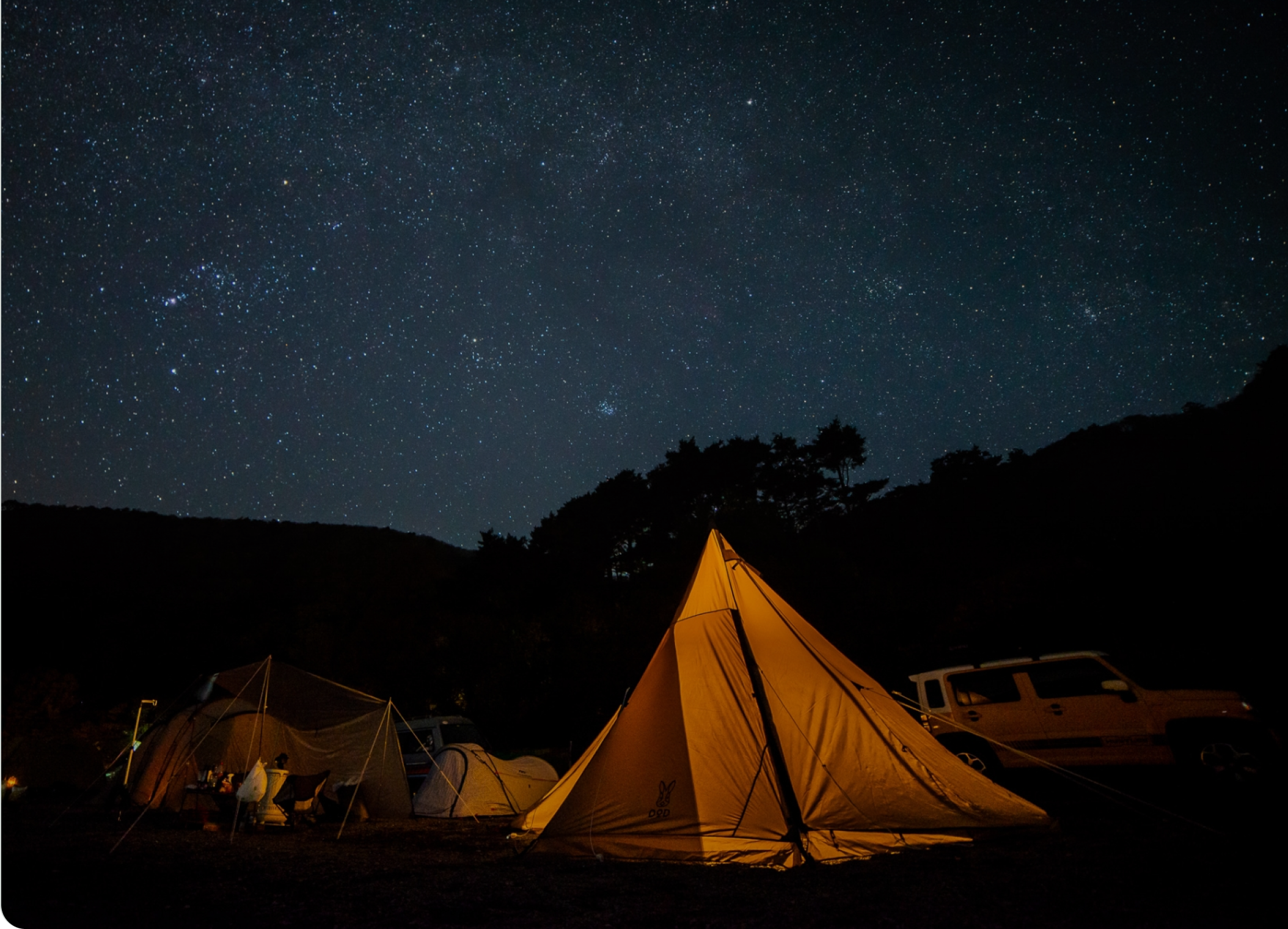 ロコプロキャンプの星空の下のテントの写真