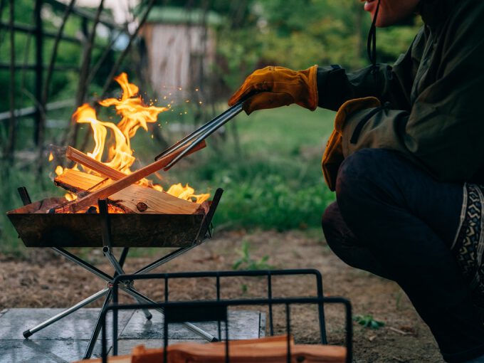 薪を焚べるロコプロCAMPの写真