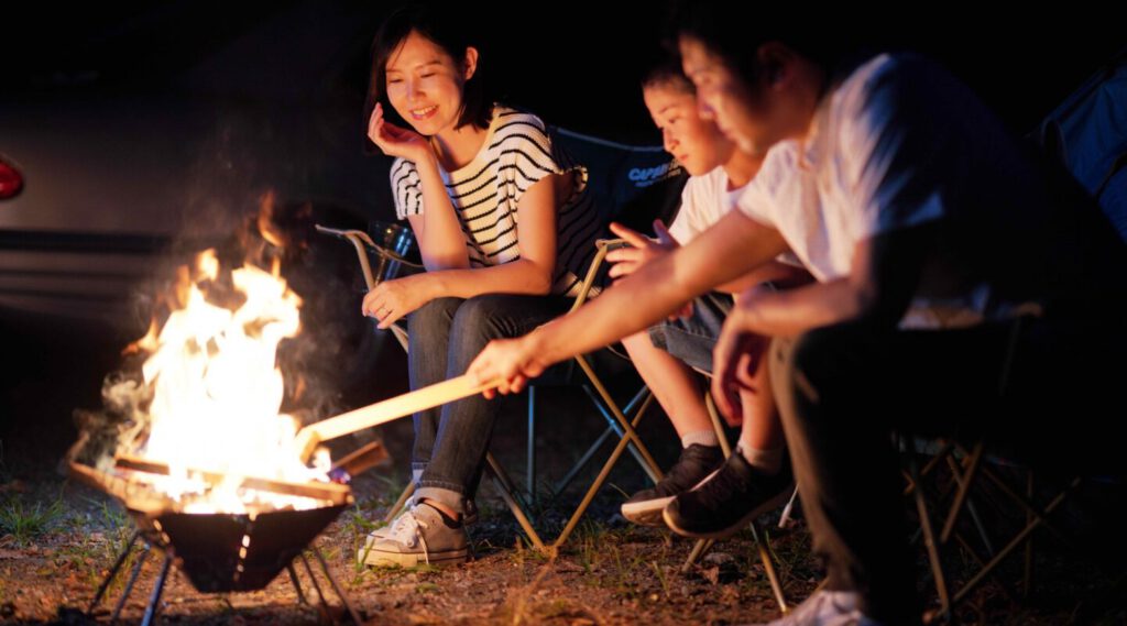 夜間に焚き火を楽しむロコプロCAMPの写真